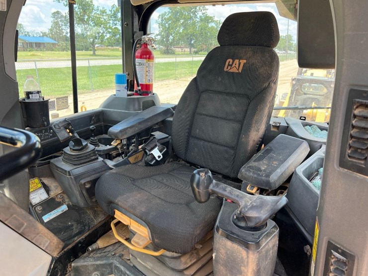 2019-caterpillar-d6-lgp-image-34