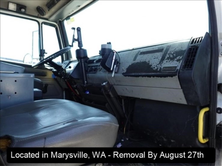 2003-freightliner-fl70-image-14
