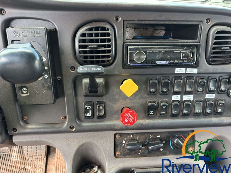 2017-freightliner-114sd-image-19