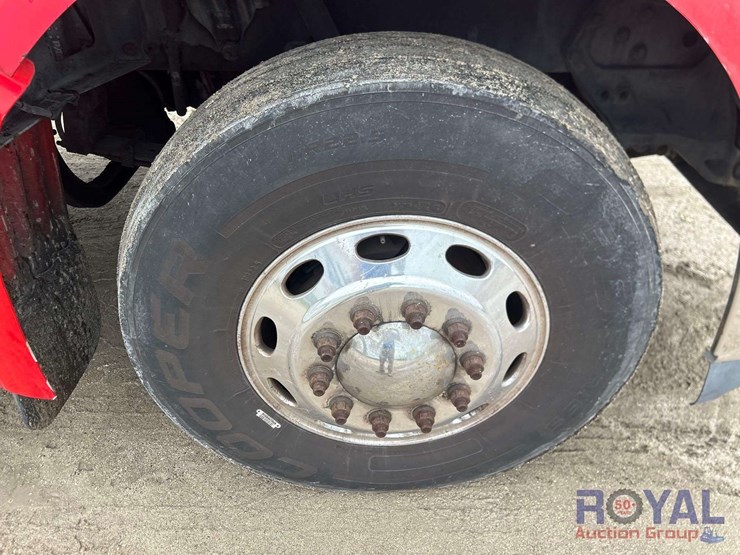 2009-peterbilt-384-image-30