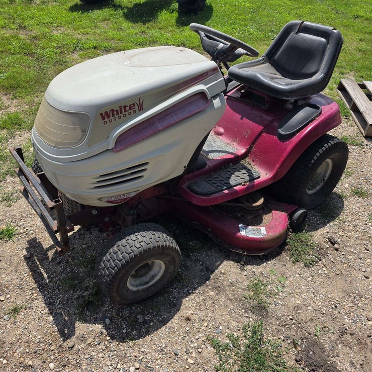 White LT1850 Hydrostatic Lawn Mower for Parts, 18hp Briggs and Stratton Engine, Untested, Selling fo