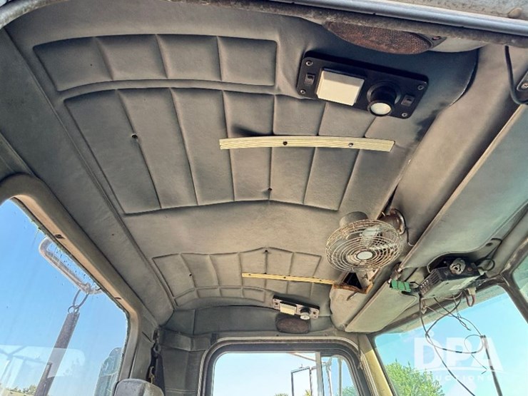 1993-peterbilt-377-image-50
