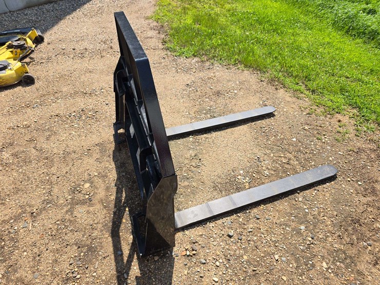set-of-48”-pallet-forks,-skid-loader-hookup-image-4