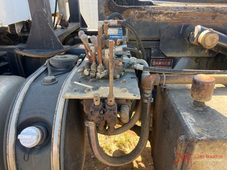 2011-peterbilt-365-image-16