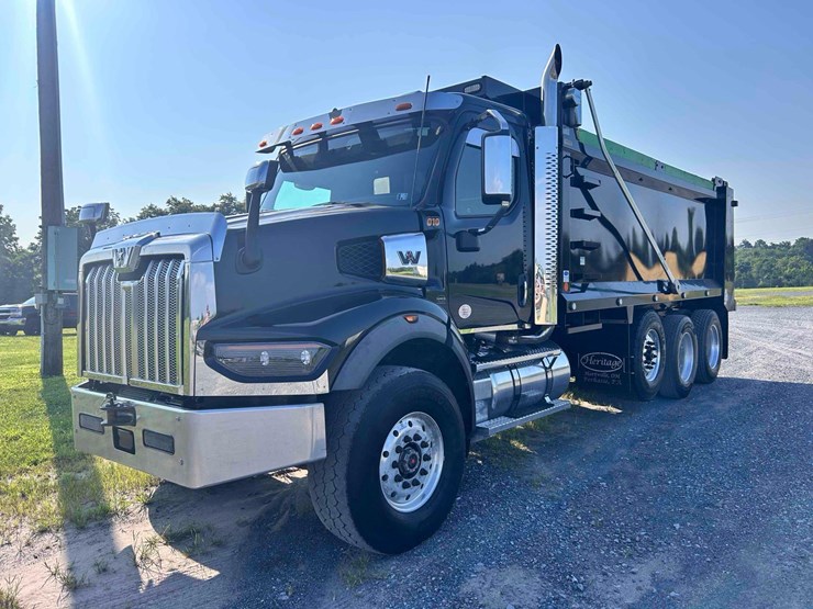 2022-western-star-tri-axle-dump-image-1