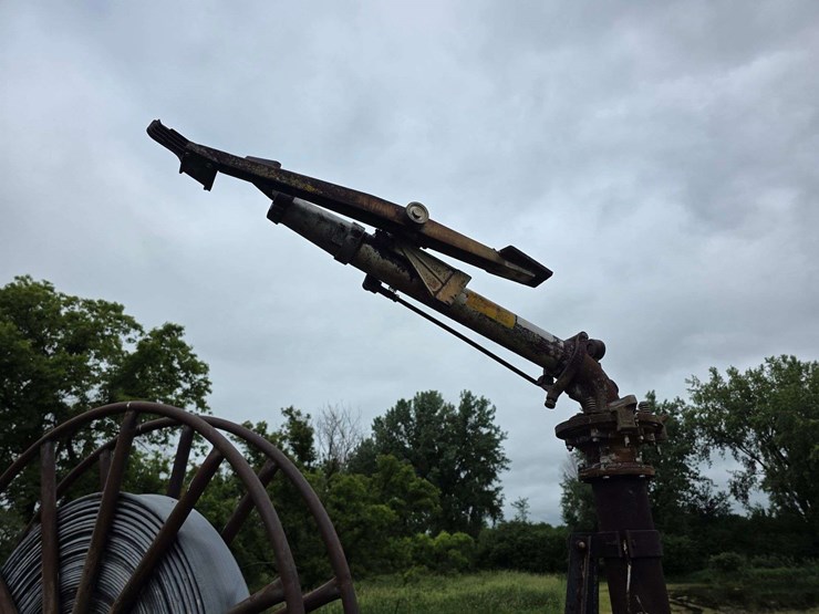 irrigation-water-cannon-on-gear,-hose-in-unknown-condition-(unusable),-has-not-been-used-in-years-image-8