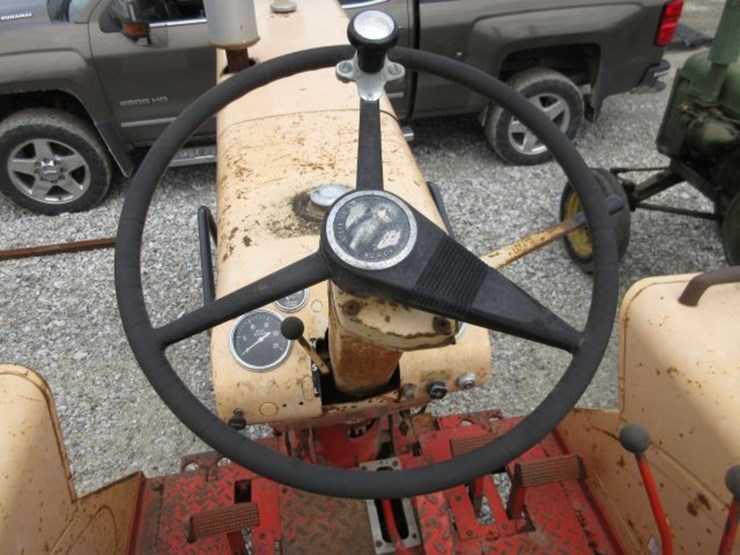 case-830-tractor-image-11