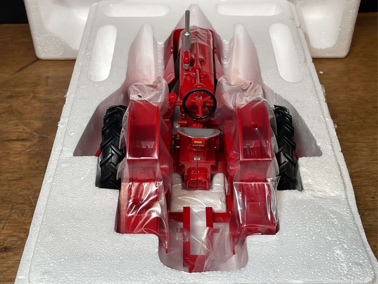 1/16-farmall-super-m-w/picker-2007-nftm-nib-ertl-image-7