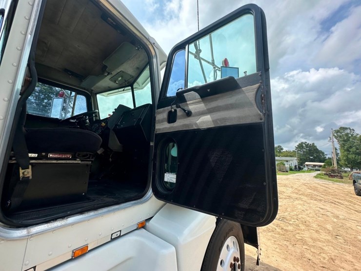 1992-peterbilt-377-image-17