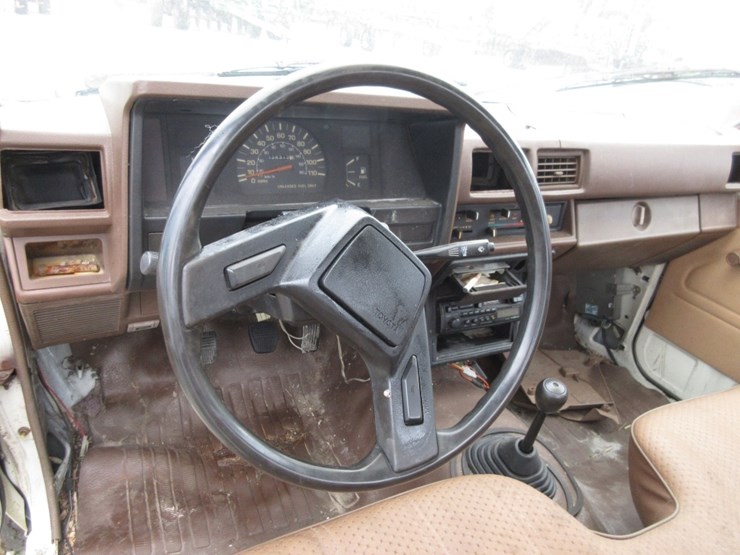1985-toyota-pick-up-truck-image-9