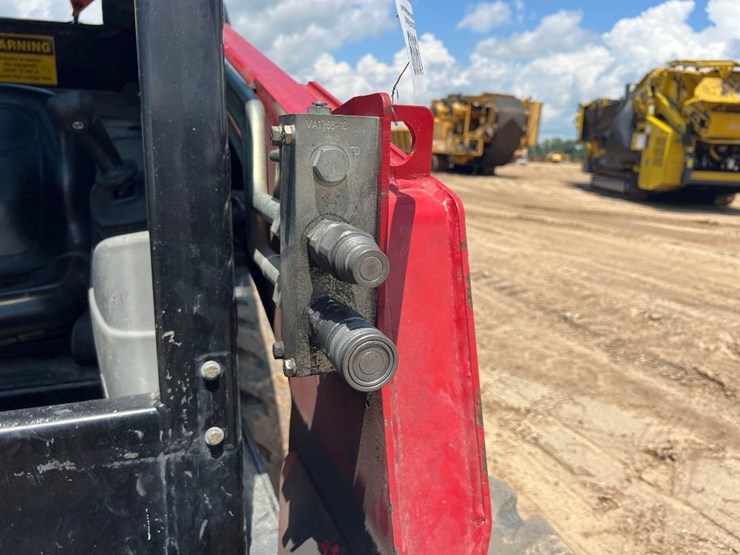 2014-takeuchi-ts70r-image-11