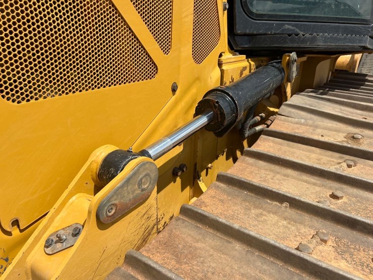 2021-caterpillar-d3-lgp-image-12