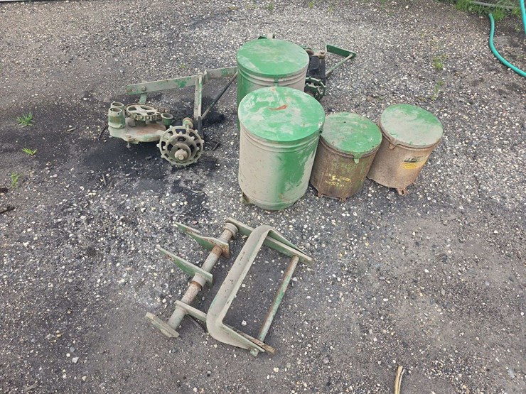 antique-john-deere-planter-lot,-circle-seed-and-fert-boxes,-drives-and-misc-image-10