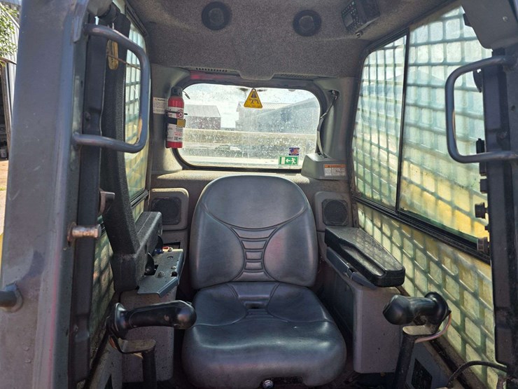 2019-gehl-v270-image-35