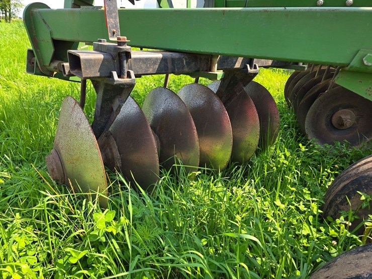 john-deere-335-image-12