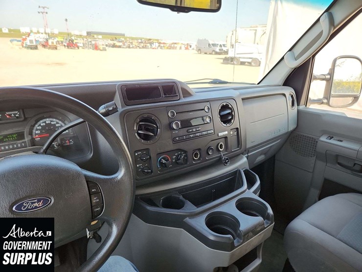 2013-ford-cargo-image-19