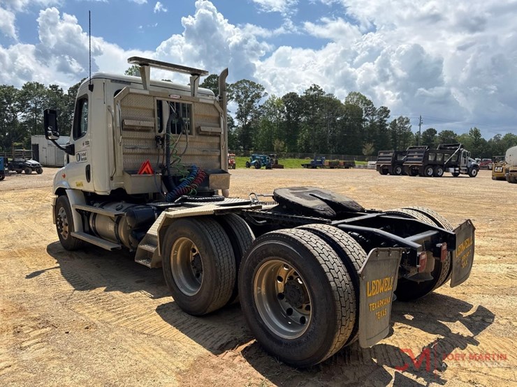 2020-freightliner-day-cab-truck-tractor-image-3