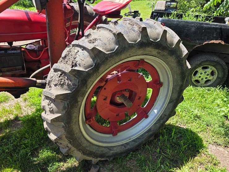 farmall-h-with-dual-loader,-wide-front,-6.00-16-fronts,-13.6-38-rears,-540-pto-with-loader-pump,-whe-image-11