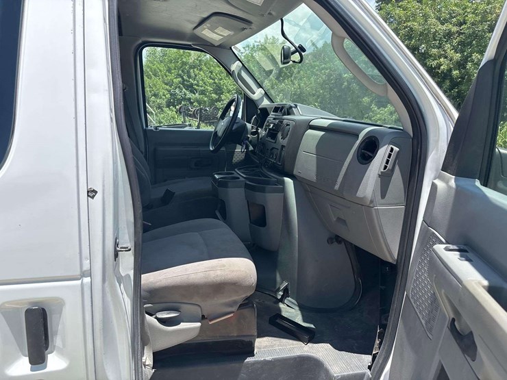 2014-ford-cargo-image-23