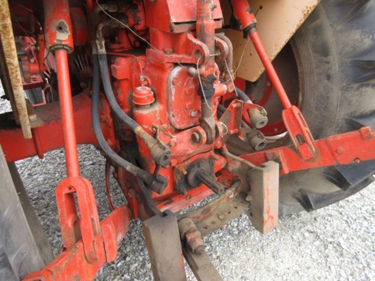 case-830-tractor-image-6