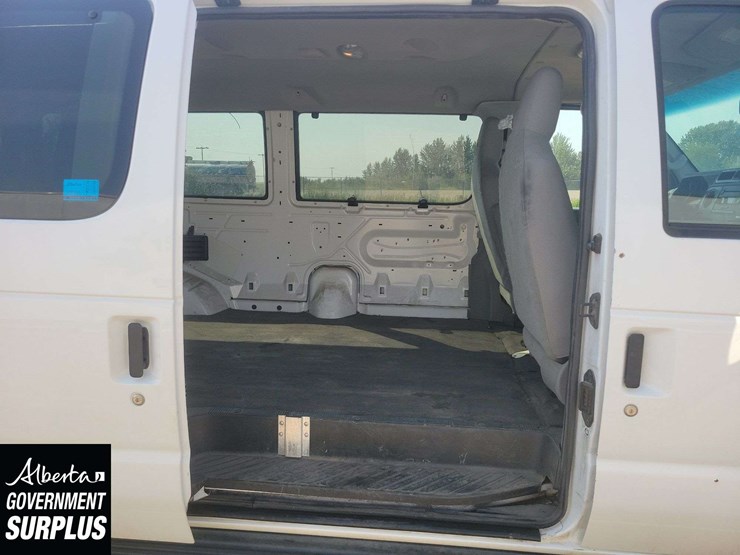2014-ford-cargo-image-24
