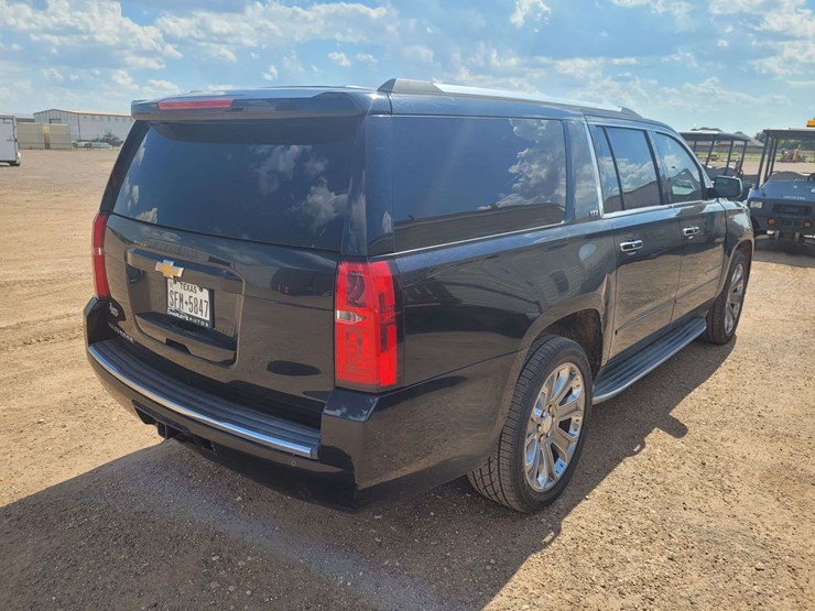 2015-chevrolet-suburban-1500-image-4