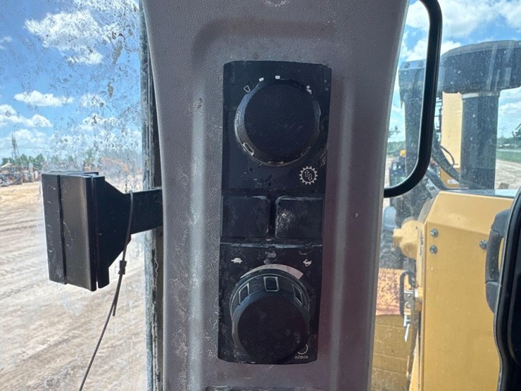 2019-caterpillar-d6-image-34
