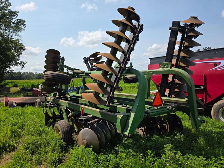john-deere-335-image-15