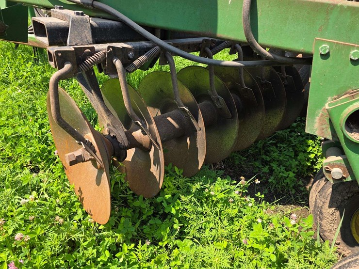 john-deere-335-image-22