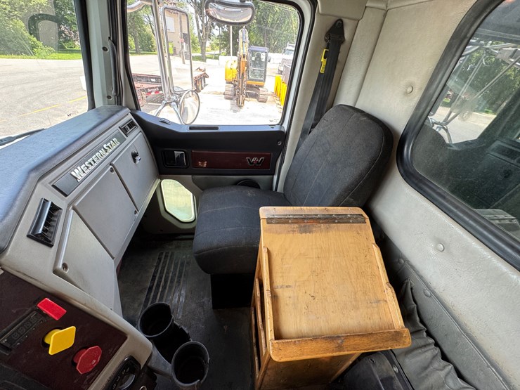 2018-western-star-4700sb-image-48