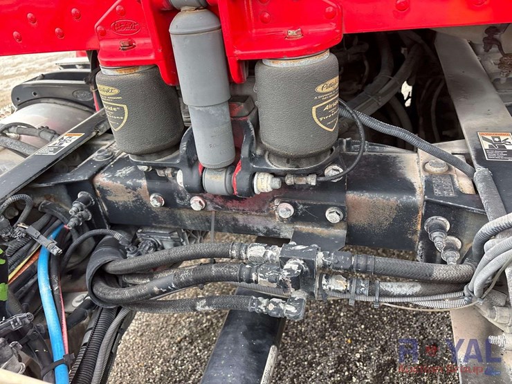 2009-peterbilt-384-image-29