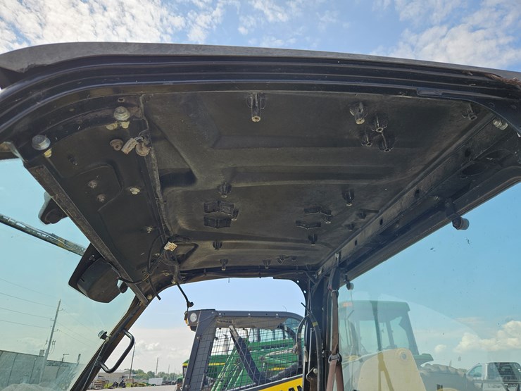 2019-john-deere-gator-image-5