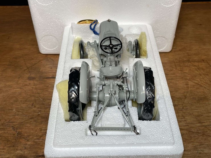 1/16-ford-9n-precision-nib-ertl-image-8