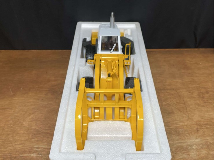1/25-ih-560-pay-loader-nib-1st-gear-image-10