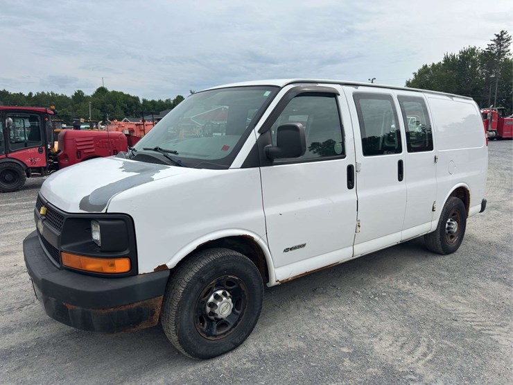2010-chevrolet-express-2500-image-1