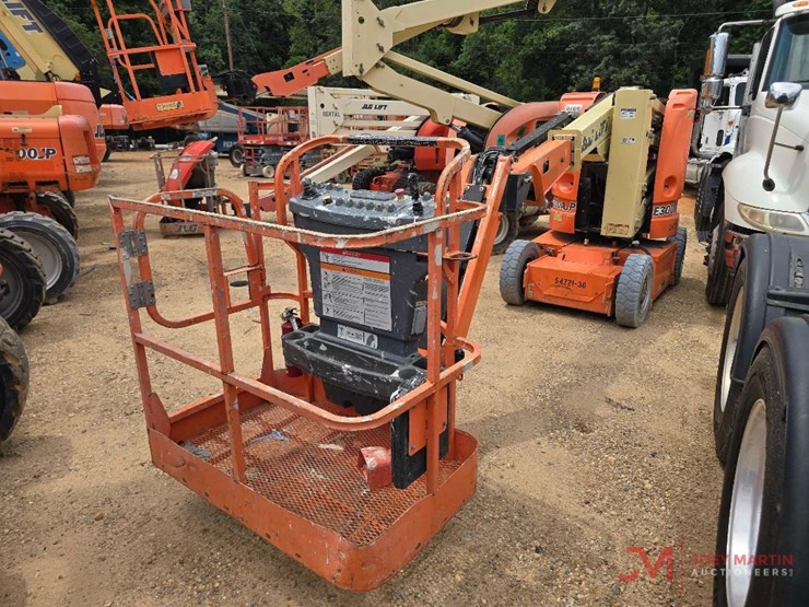 2012-jlg-e300ajp-image-3