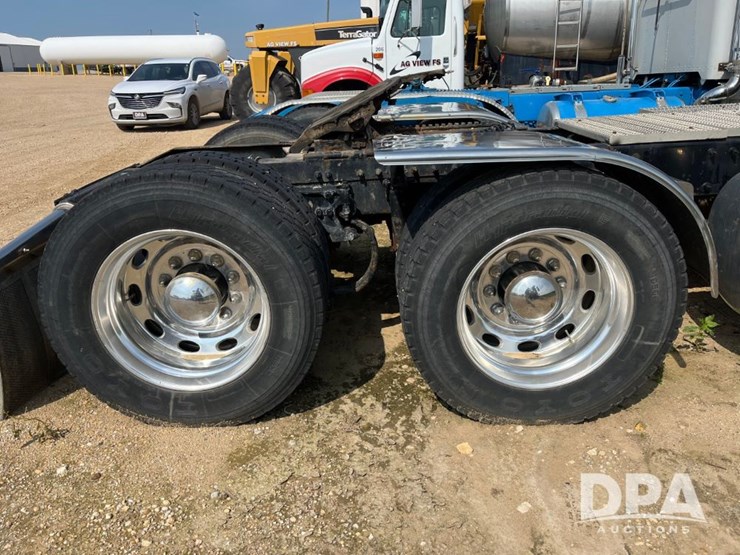 2008-peterbilt-384-image-31
