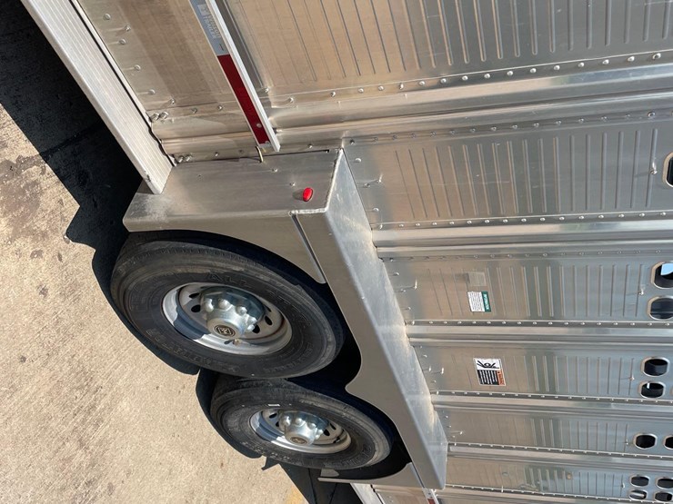 2014-wilson-livestock-trailer-image-20