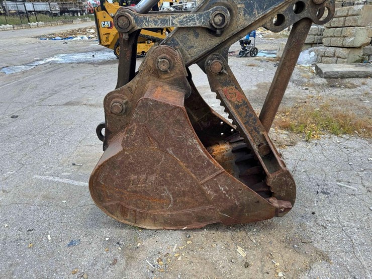 2014-deere-210g-lc-image-17