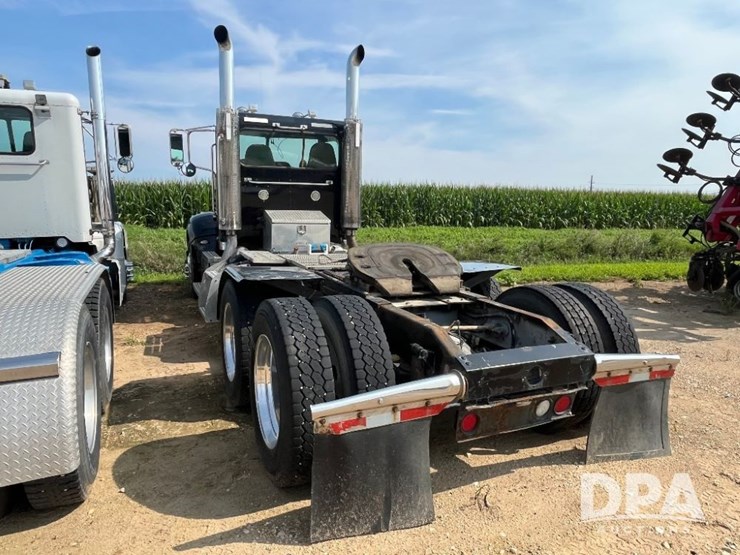 2008-peterbilt-384-image-11