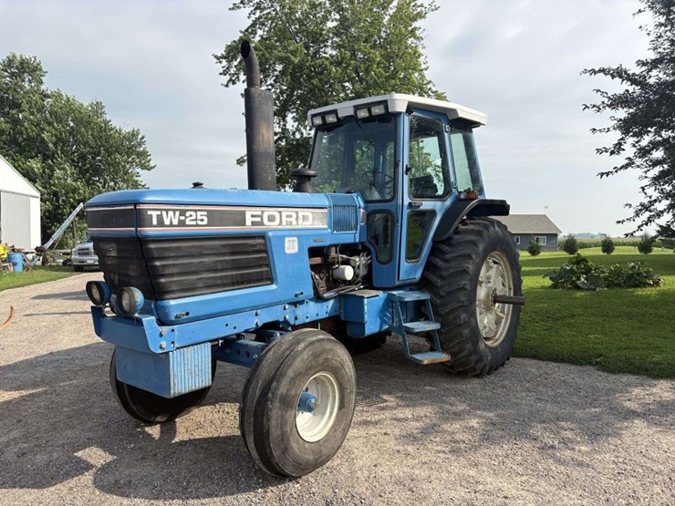 1988-ford-tw25-image-1