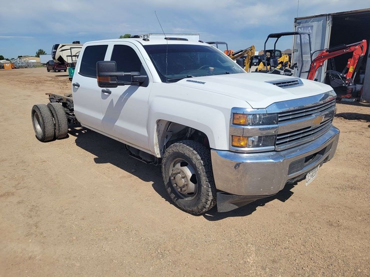2018-chevrolet-silverado-3500-image-2