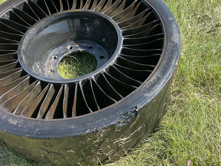 1-michelin-airless-skidloader-tire-image-5