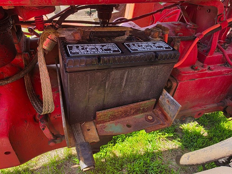 farmall-h-with-dual-loader,-wide-front,-6.00-16-fronts,-13.6-38-rears,-540-pto-with-loader-pump,-whe-image-10