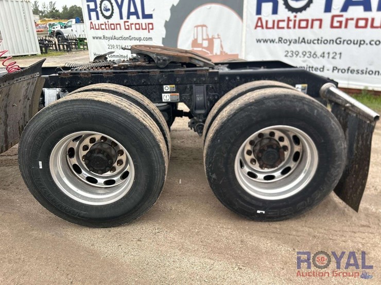 2009-peterbilt-384-image-23