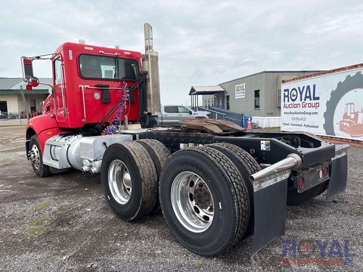 2009-peterbilt-384-image-4