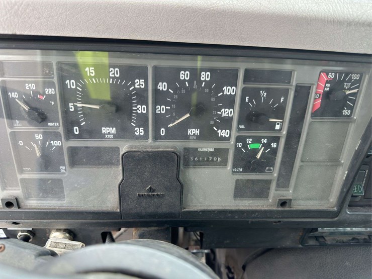2000-international-8100-image-22