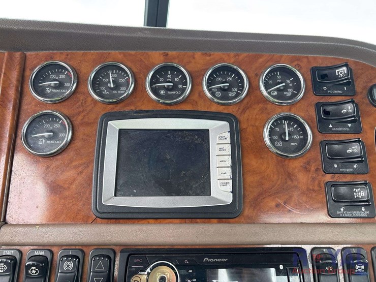 2009-peterbilt-384-image-16
