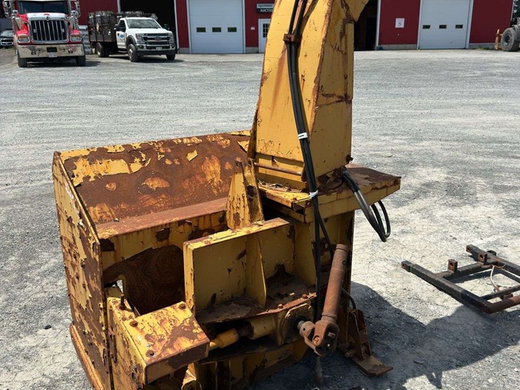 trackless-snowblower-with-pto-shaft-image-4