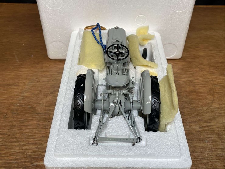 1/16-ford-9n-precision-nib-ertl-image-7